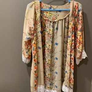 Floral, lace-trimmed kimono